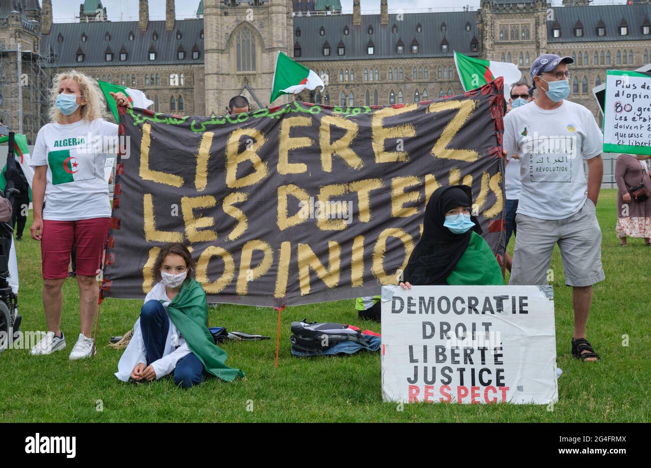 Ottawa, Canada. 21 juin 2021. Les membres de la communauté algérienne au Canada se rassemblent devant le Parlement pour exhorter le gouvernement canadien à condamner l'escalade de la répression en Algérie au 47e Conseil des droits de la personne qui commence aujourd'hui. Ils présentent que depuis la reprise du mouvement pro-démocratie « Hirak » en 2019, les autorités ont intensifié les intimidations et arrêté arbitrairement au moins 6000 personnes, y compris des militants, des journalistes et des défenseurs des droits de l'homme. Ils demandent au Gouvernement de continuer à faire preuve de leadership pour condamner la situation. Credit: Meanderingemu/Alamy Live News Banque D'Images
