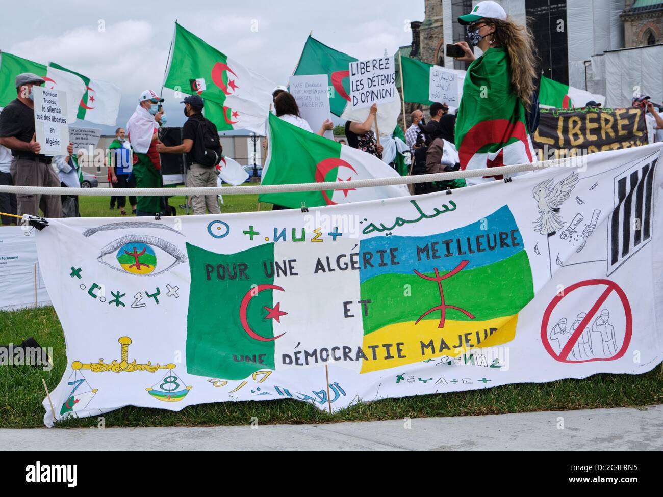 Ottawa, Canada. 21 juin 2021. Les membres de la communauté algérienne au Canada se rassemblent devant le Parlement pour exhorter le gouvernement canadien à condamner l'escalade de la répression en Algérie au 47e Conseil des droits de la personne qui commence aujourd'hui. Ils présentent que depuis la reprise du mouvement pro-démocratie « Hirak » en 2019, les autorités ont intensifié les intimidations et arrêté arbitrairement au moins 6000 personnes, y compris des militants, des journalistes et des défenseurs des droits de l'homme. Ils demandent au Gouvernement de continuer à faire preuve de leadership pour condamner la situation. Credit: Meanderingemu/Alamy Live News Banque D'Images