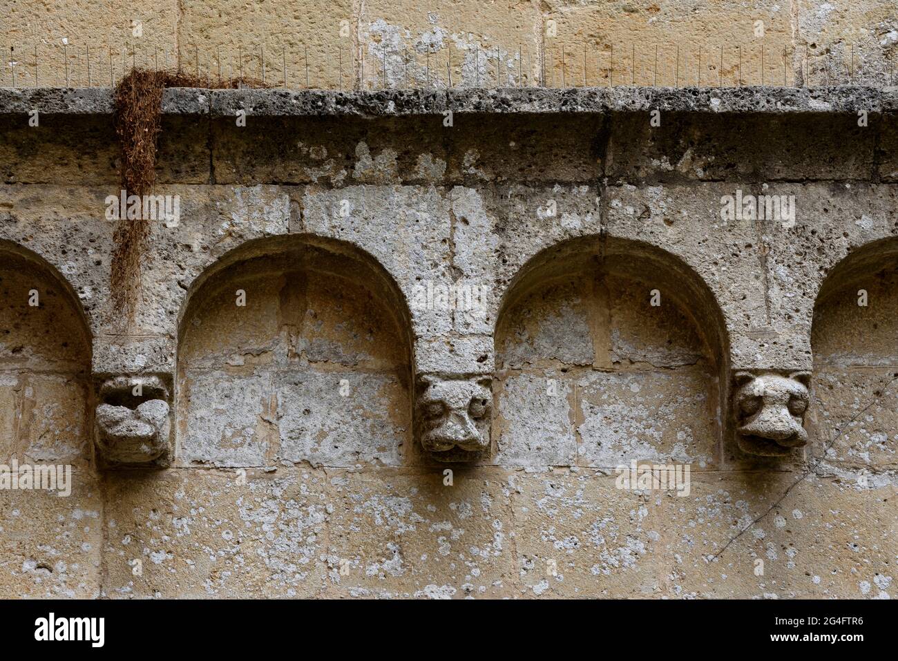 Arches Lombard avec décoration animale dans le monastère de Sant Cugat del Vallès (Barcelone, Catalogne, Espagne) ESP: Arcos lombardos con decoración Banque D'Images