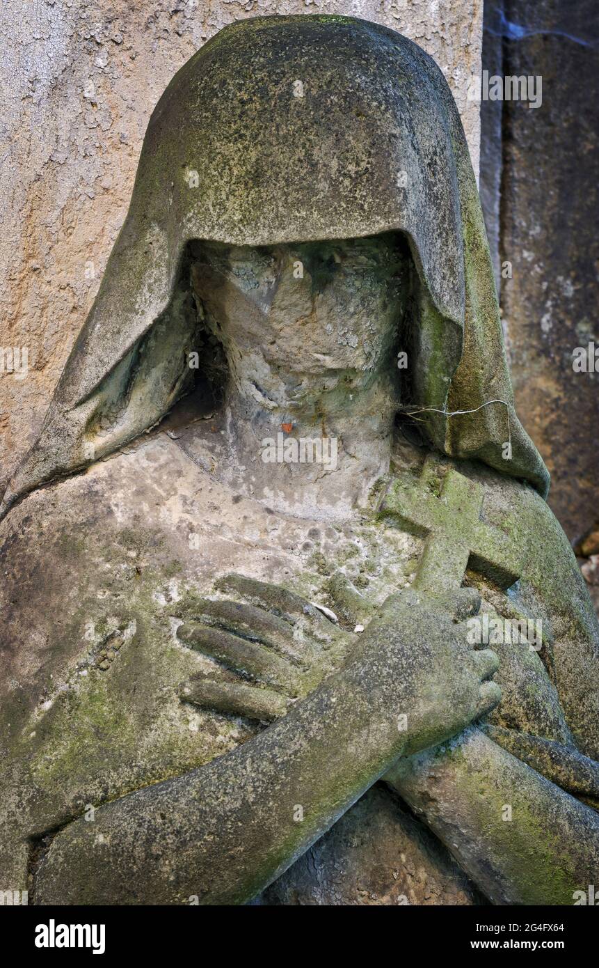 Statue de deuil sans visage - ancien cimetière, Krasna Lipa, république Tchèque, Europe Banque D'Images