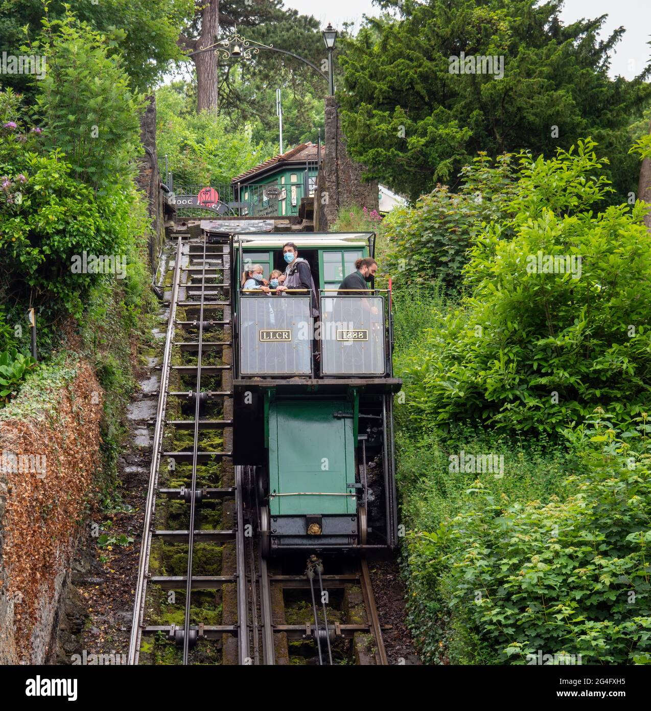 LYNTON, DEVON, ANGLETERRE - JUIN 20 2021 : funiculaire alimenté par eau entre les villages de Lynton et Lynmouth en action. Banque D'Images