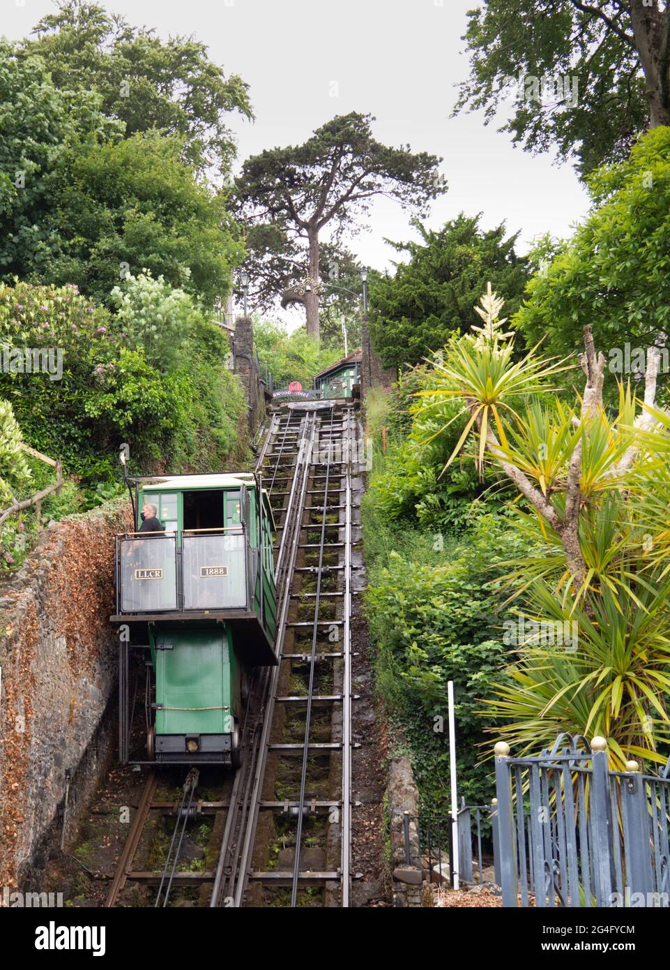 LYNTON, DEVON, ANGLETERRE - JUIN 20 2021 : funiculaire alimenté par eau entre les villages de Lynton et Lynmouth en action. Banque D'Images