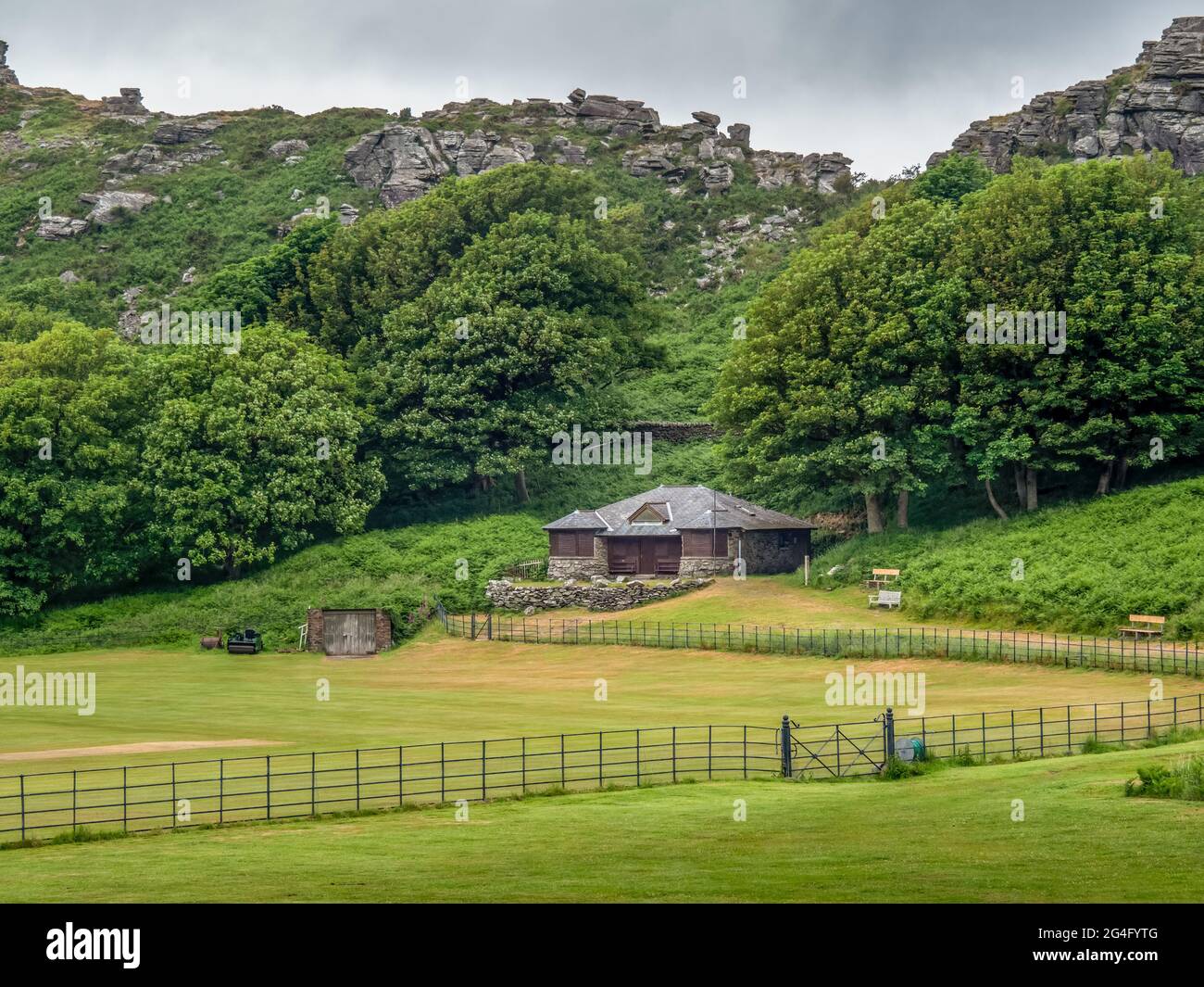 LYNTON, DEVON, ANGLETERRE - JUIN 20 2021 : le pavillon de Lynton et le club de cricket de Lynmouth dans la vallée des Rocks, North Devon, Angleterre. Pittoresque. Banque D'Images