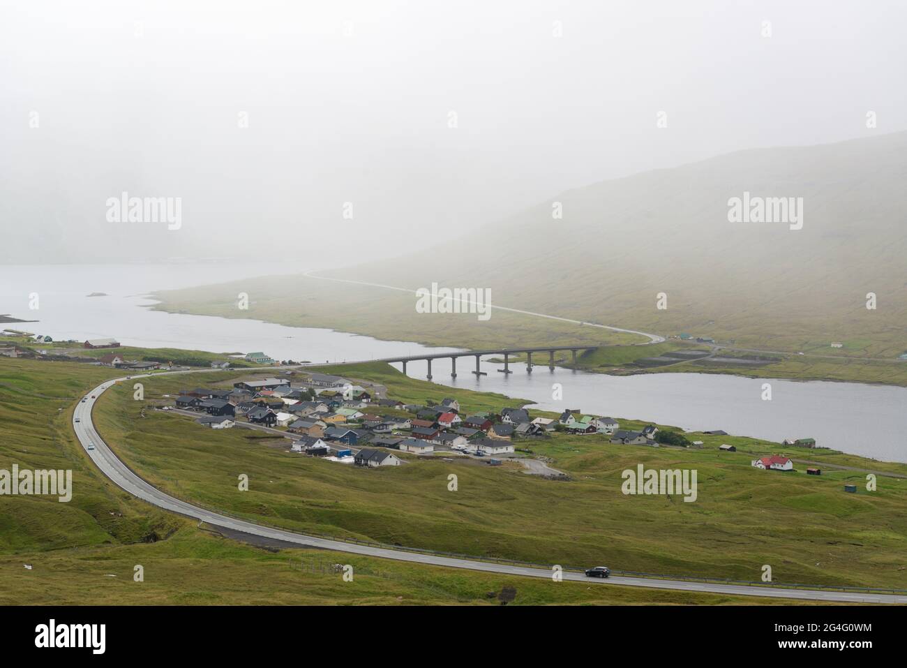 Le pont entre Streymoy et Esturoy dans le village d'Oyrarbakki sur les îles Féroé (Brugvin um Streymin) Banque D'Images