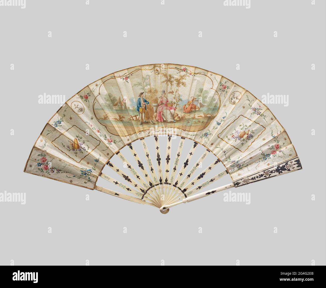 . Cadre ivoire; 14 pattes non conscientées coupées et incrustées de feuille d'argent; feuille de papier peinte en aquarelle cartouche avant avec une scène de berger, de chaque côté d'un rectangle avec ruche et fruits, branche arrière avec fleurs. Nettoyez le stylo du cuivre. Banque D'Images