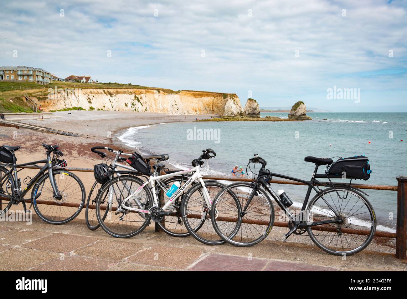 Une journée ensoleillée à Freshwater Bay sur l'île de Wight, Angleterre, Royaume-Uni Banque D'Images