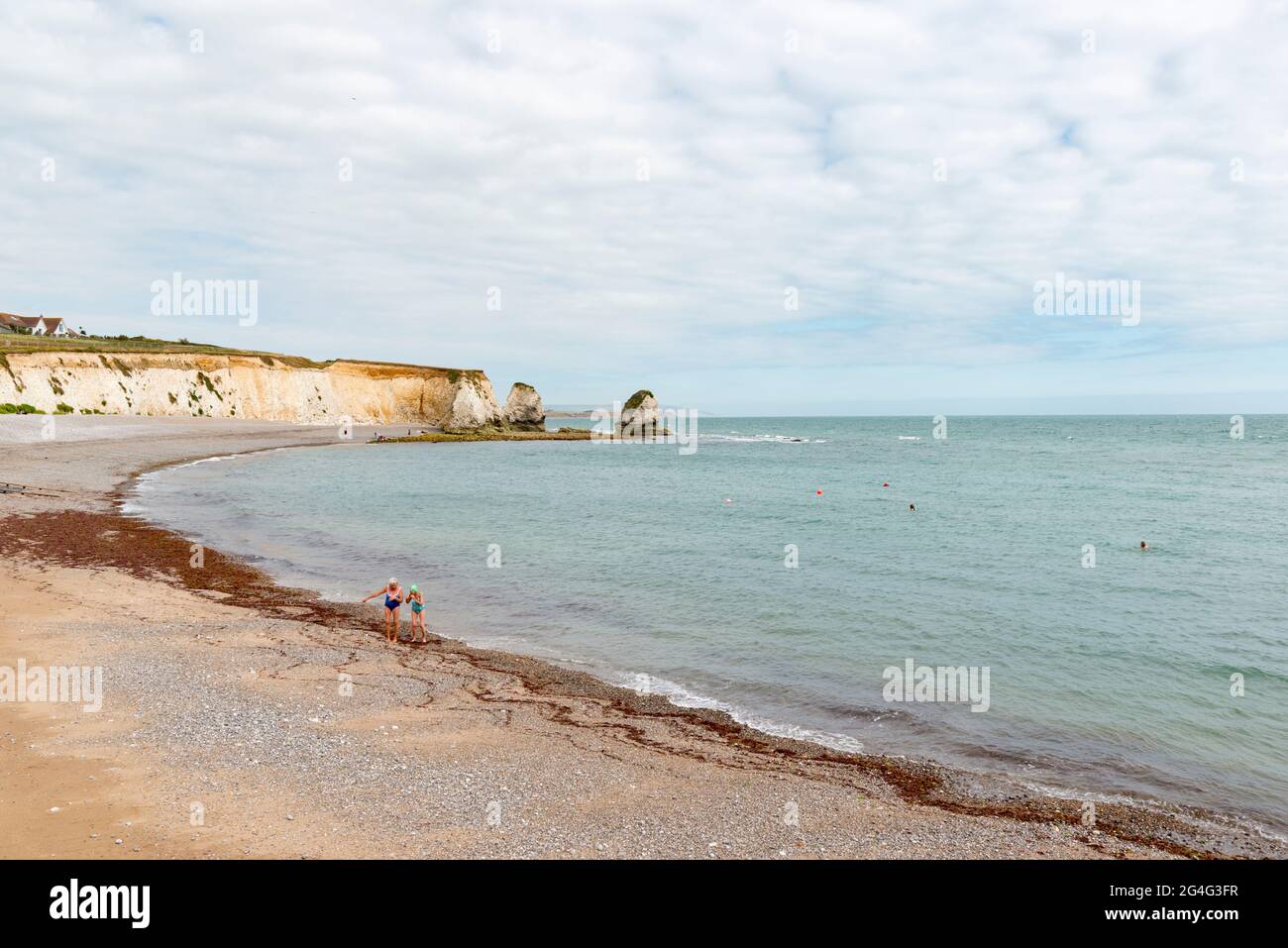 Une journée ensoleillée à Freshwater Bay sur l'île de Wight, Angleterre, Royaume-Uni Banque D'Images