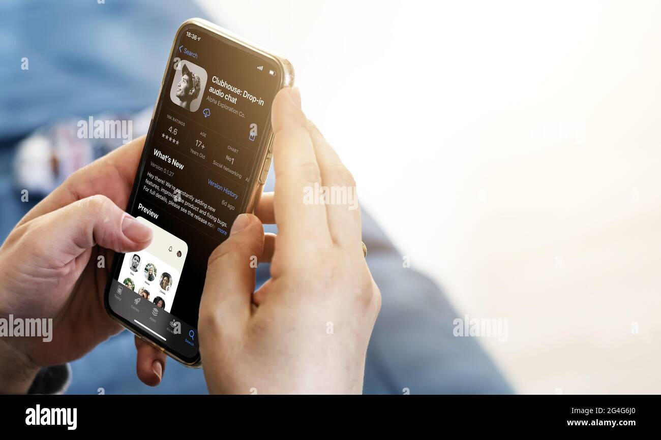 Rome, Italie, 16 juin 2021: Femme tenant un smartphone avec Clubhouse page de connexion d'application sociale à l'écran. Réseau social et Internet. Banque D'Images