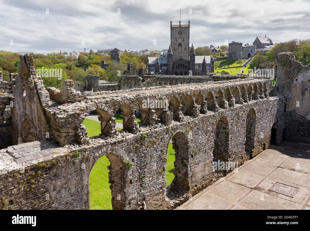 Le palais des évêques de la cathédrale St David de Pembrokeshire, au sud du pays de Galles, au Royaume-Uni, avec son parapet à arcades distinctif Banque D'Images