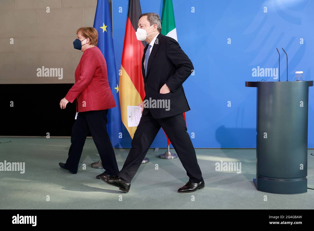 Berlin, Allemagne. 21 juin 2021. La chancelière allemande Angela Merkel (l, CDU) et Mario Draghi, Premier ministre italien, quittent la conférence de presse à la Chancellerie fédérale. Draghi est à Berlin pour sa visite inaugurale. Crédit : ODD Andersen/AFP-Pool/dpa/Alay Live News Banque D'Images