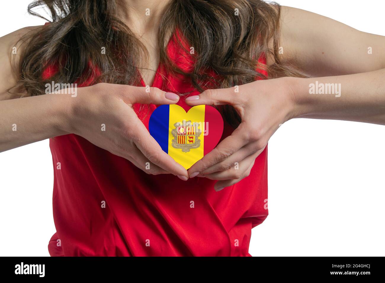 J'aime Andorre. La femme tient un coeur sous la forme du drapeau d'Andorre sur sa poitrine. Concept de patriotisme. Banque D'Images