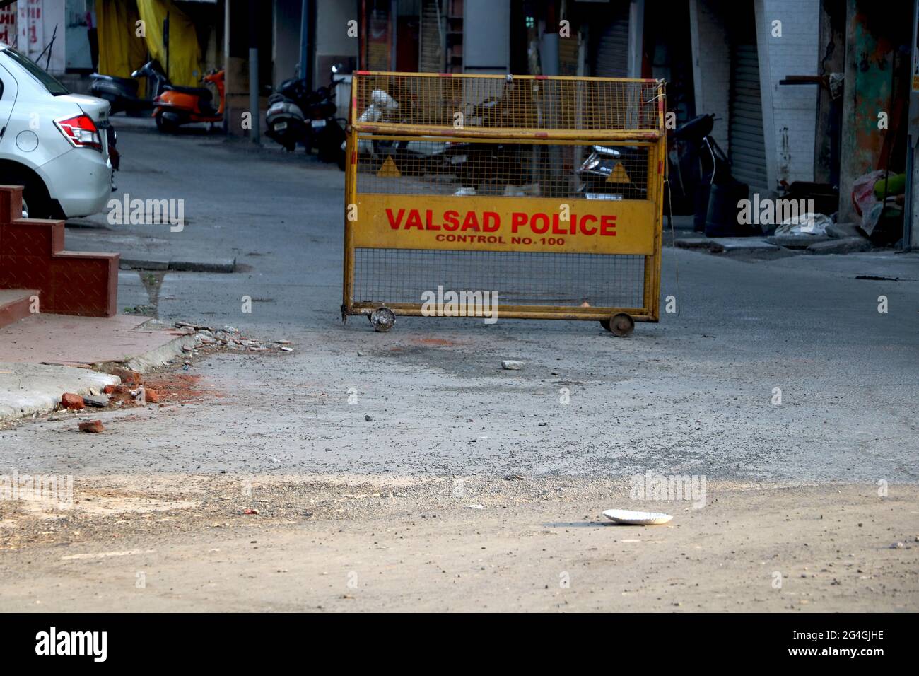 VALSAD, INDE - 03 avr 2020: Ville Valsad, état Gujarat, pays-Inde 28/04/2020 image d'un bloc de route avec barrière pendant l'écluse en Inde Banque D'Images