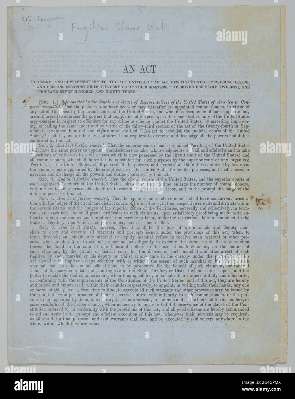 Copie-test de la première impression de la Fugitive Slave Act de 1850 consistant en une seule feuille de papier bleu émis par le gouvernement des États-Unis, pliée au quart pour former quatre pages et imprimée à l'encre noire. En haut, une inscription manuscrite se lit comme suit : [U.S. Congrès. / Loi sur les esclaves fugitifs.] Le texte imprimé commence [LOI / MODIFIANT, ET COMPLÉTANT, LA LOI INTITULÉE "LOI CONCERNANT LES FUGITIFS DE LA JUSTICE / ET LES PERSONNES QUI S'ÉCHAPPENT DU SERVICE DE LEURS MAÎTRES," APPROUVÉ LE 12 FÉVRIER mil SEPT CENT QUATRE-VINGT-TREIZE.].dans le corps, il y a deux annotations manuscrites Banque D'Images