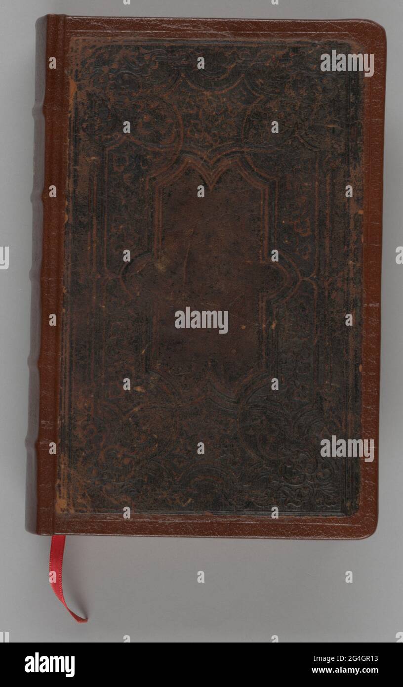 Une copie imprimée de la Bible chrétienne imprimée en 1869, contenant l'histoire familiale de Richard Collins. Les pages vierges entre l'ancien Testament et le Nouveau Testament sont remplies avec les dates de mariage, de naissance et de décès de divers membres de la famille de Collins, y compris ses ancêtres et ses descendants. Banque D'Images