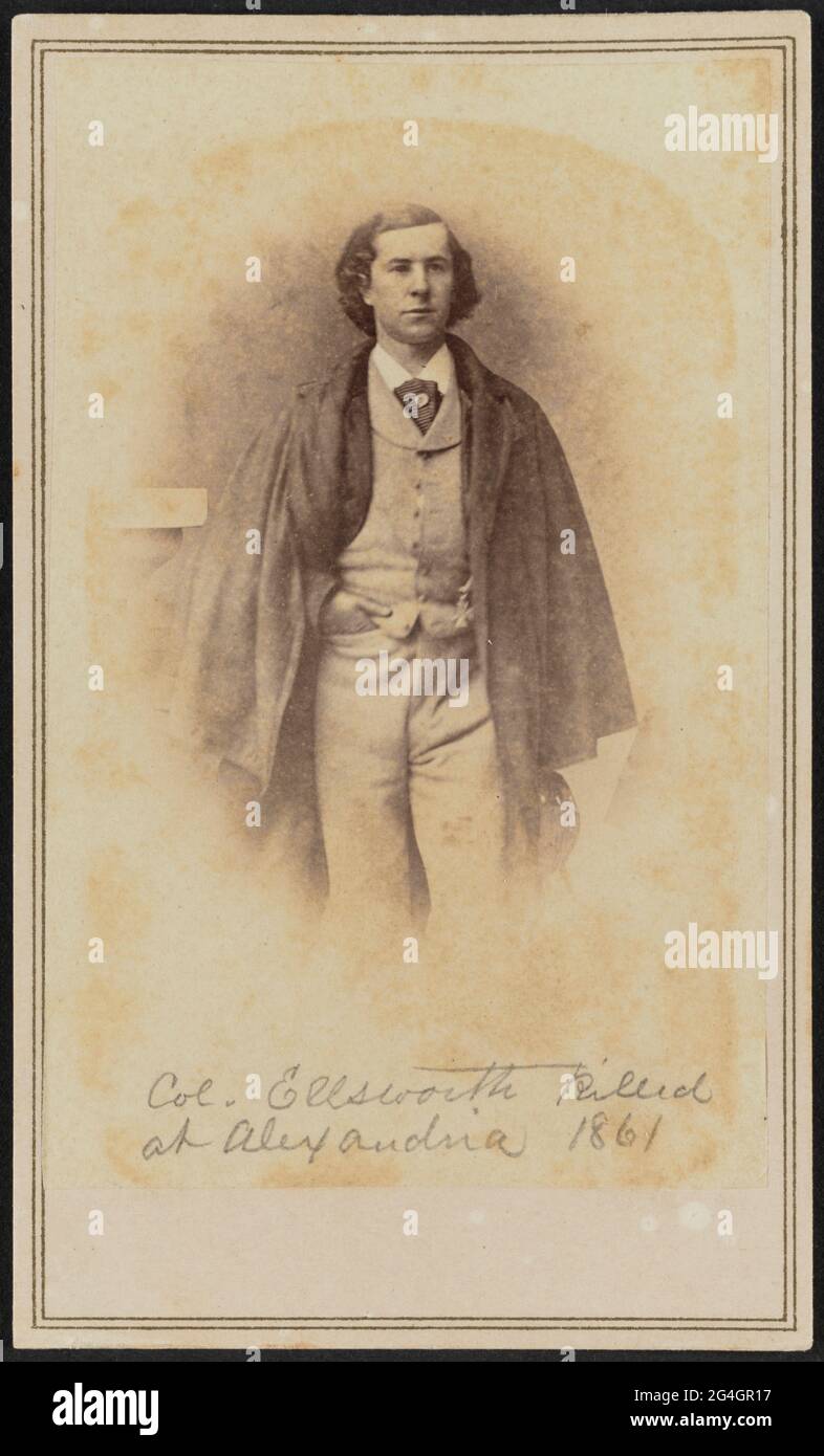 Carte-de-visite du colonel Elmer Ephraim Ellsworth en trois quarts de  portrait. Ellsworth se tient face à l'appareil photo avec sa main droite  dans sa poche à pantalon. Il porte un gilet et