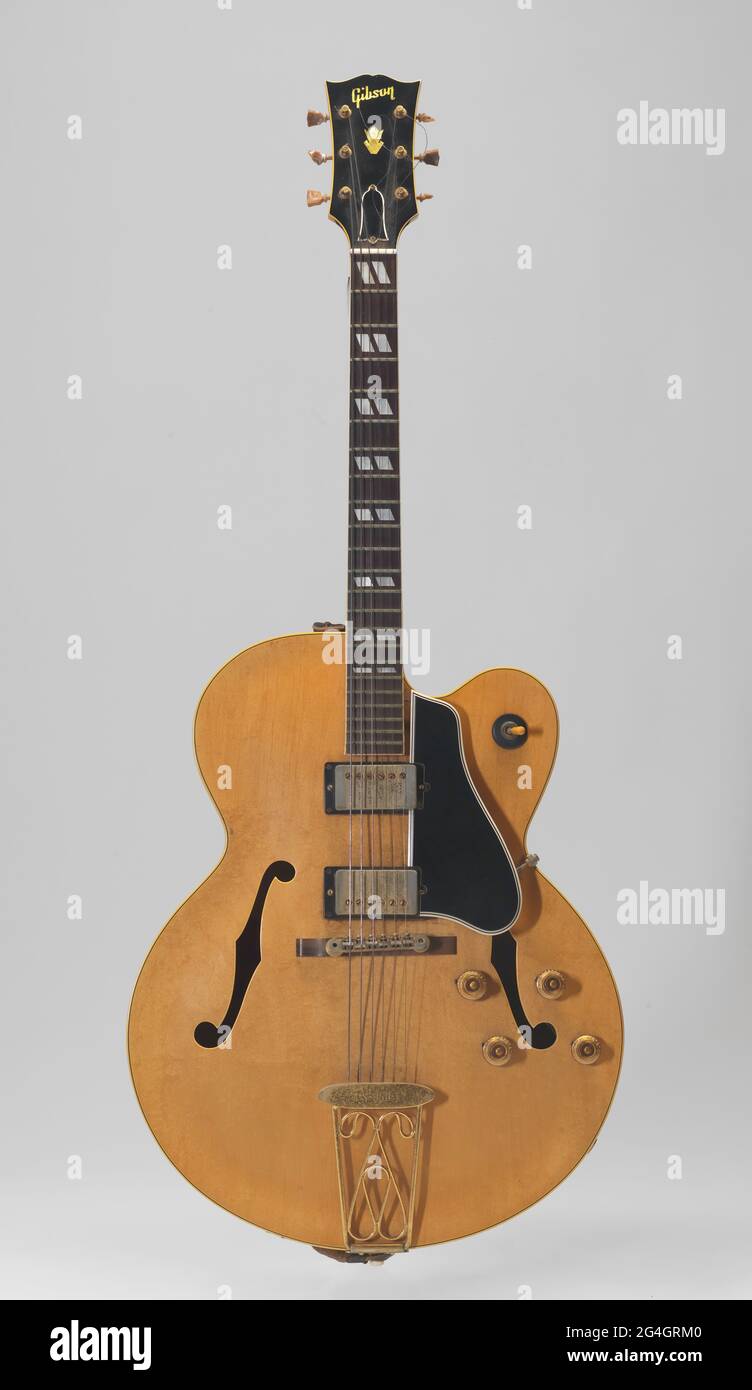Une guitare semi-acoustique Gibson ES-350T nommée Maybellene. Le bois est  clair et les touches de réglage sont endommagées. Une étiquette noire et  orange portant le numéro de série (A33643) et l'endroit où