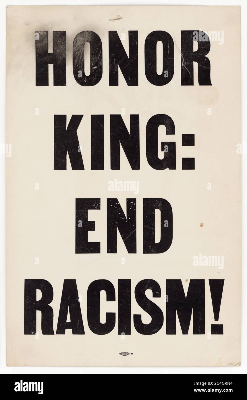 Un écriteau composé d'encre noire sur du papier cartonné blanc (jaunissement). Le texte se lit comme suit : [HONNEUR/ ROI: / FIN/ RACISME!]. Il y a un petit trou en haut où la plaque aurait été agrafée au bois et transportée. L'arrière comporte une série de chiffres manuscrits sur le bord central supérieur. Banque D'Images
