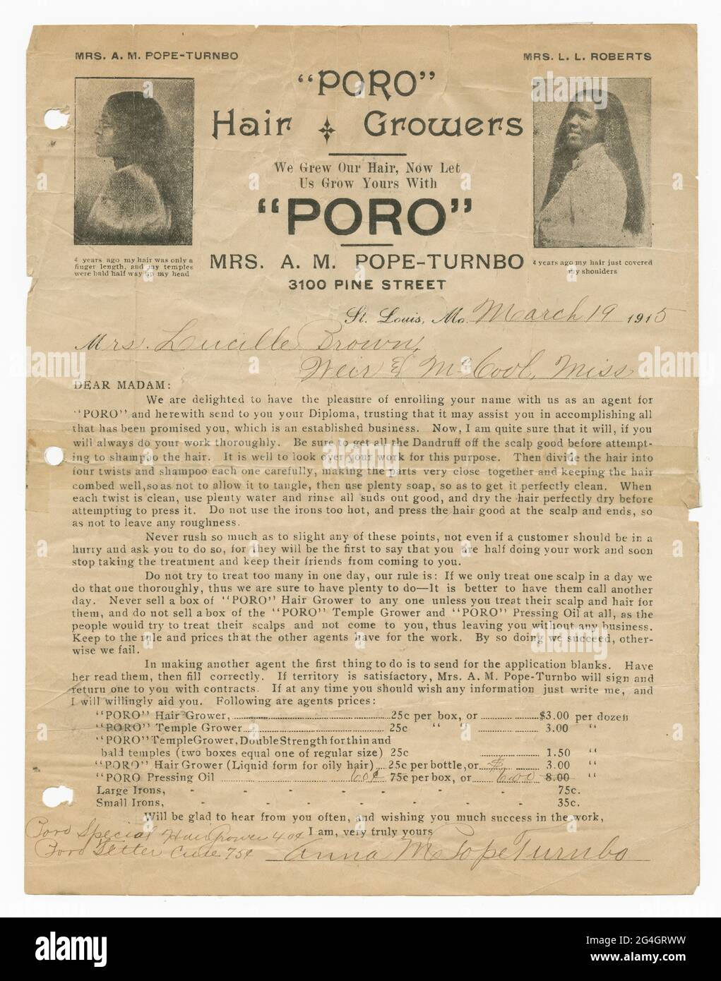 Il s'agit d'un certificat d'inscription pour Lucille Brown en tant qu'agent pour les produits Poro. Le certificat contient également des instructions pour le traitement des cheveux afin d'être redressés, des instructions pour la vente des produits Poro, des prix pour les produits et des suggestions de vente. Dans les coins supérieurs gauche et droit se trouvent des images en noir et blanc de femmes en profil avec des cheveux longs et droits. Sous l'image de gauche se trouvent les mots « il y a 4 ans, mes cheveux n'avaient qu'une longueur de doigt, et mes temples étaient chauves à mi-hauteur de ma tête. » Au-dessus de l'image se trouvent les mots « Mme A.M. Pope-Turnbo. » Sous le ri Banque D'Images