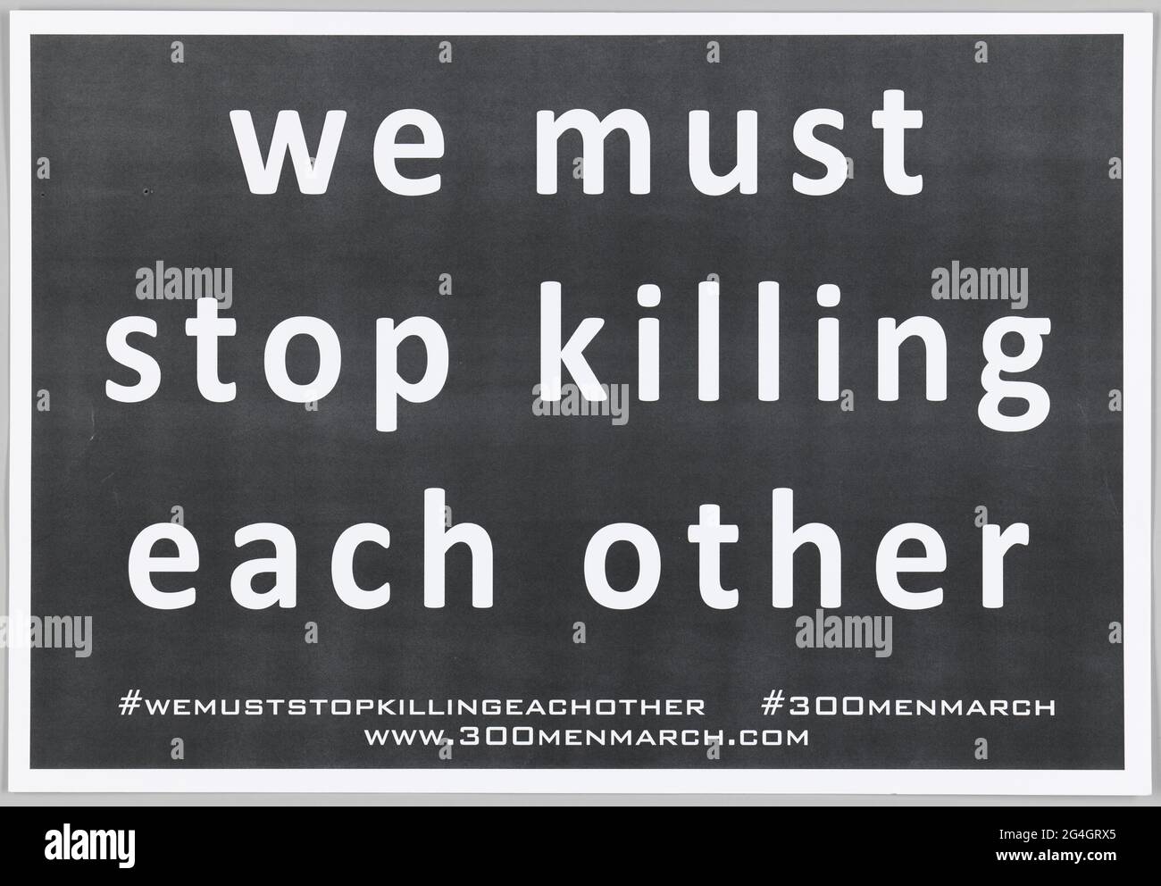 En août 2015, la Marche des hommes de 300, un groupe anti-violence basé à Baltimore, a marché toute la nuit de Baltimore à Washington DC pour protester contre les crimes violents. Écriteau, blanc avec encre noire créant du texte dans le négatif, qui se lit [nous devons / arrêter de tuer / l'un l'autre]. Texte supplémentaire en bas [#wemustststststststkillingeachOther #300menmarch / www.300menmarch.com] il n'y a pas de marques ou de texte au dos. Banque D'Images