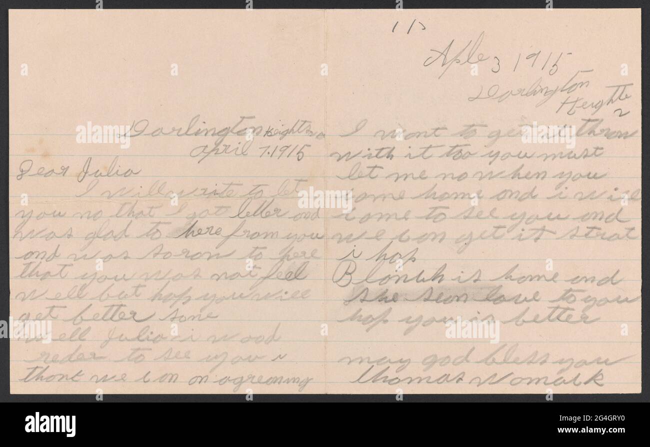 Cette lettre a été écrite le 7 avril 1915 par Thomas Womack de Darlington Heights, en Virginie, à Julia Womack à Washington, D.C.. La lettre souhaite à Julia une meilleure santé car elle était récemment malade, et mentionne une question que Thomas aimerait discuter pour qu'elle puisse « la jeter [sic] avec ». Il demande à Julia de l'informer de son retour à Darlington Heights. La lettre est écrite sur du papier ligné plié en deux verticalement pour former quatre pages. L'enveloppe n'a pas d'adresse de retour. Un timbre-poste rouge à deux cents est collé dans le coin supérieur droit du recto avec un timbre postal sur le bureau de poste Banque D'Images
