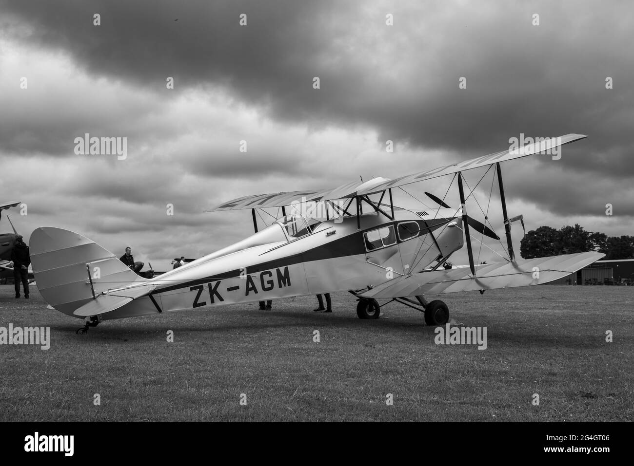 1938 de Havilland DH.83 Fox Moth sur exposition statique au Shuttleworth Evening Airshow le 19 juin 2021 Banque D'Images