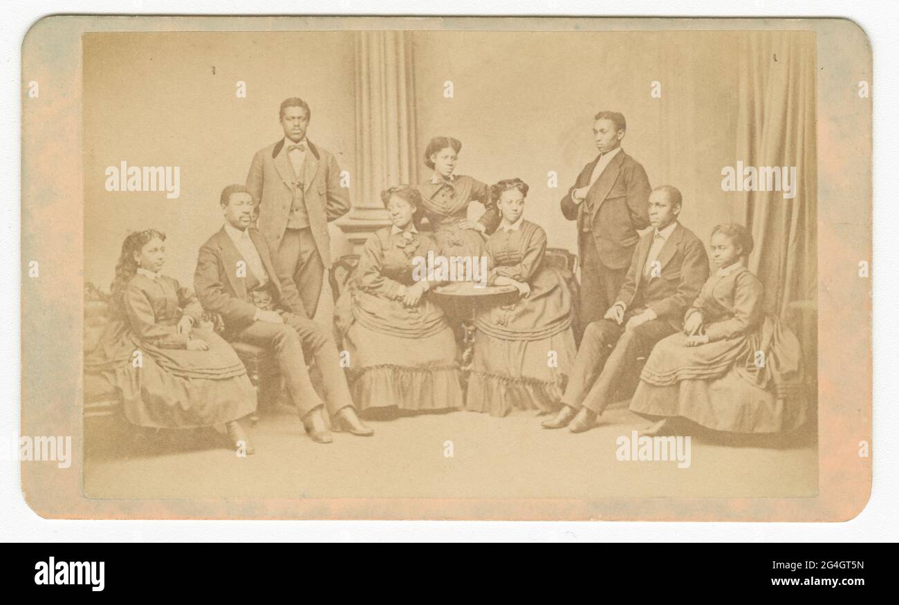 The Fisk University Jubilee Singers, avec les neuf membres présents. Au dos, la photo indique "American Missionary Association. Jubilee Singers, Fisk University, Nashville, TN. » Les chanteurs Fisk Jubilee sont un ensemble afro-américain a cappella, composé d'étudiants de l'Université Fisk. Le premier groupe a été organisé en 1871 pour visiter et recueillir des fonds pour le collège. Banque D'Images