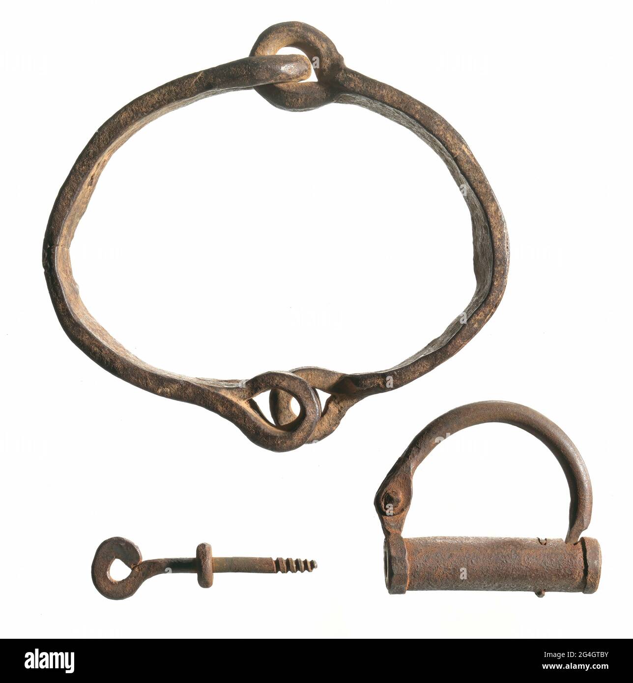 Collier en fer forgé avec un dispositif de verrouillage de trois pouces et  une clé de trois pouces. Le collier est composé de deux pièces de fer  fixées avec un maillon de