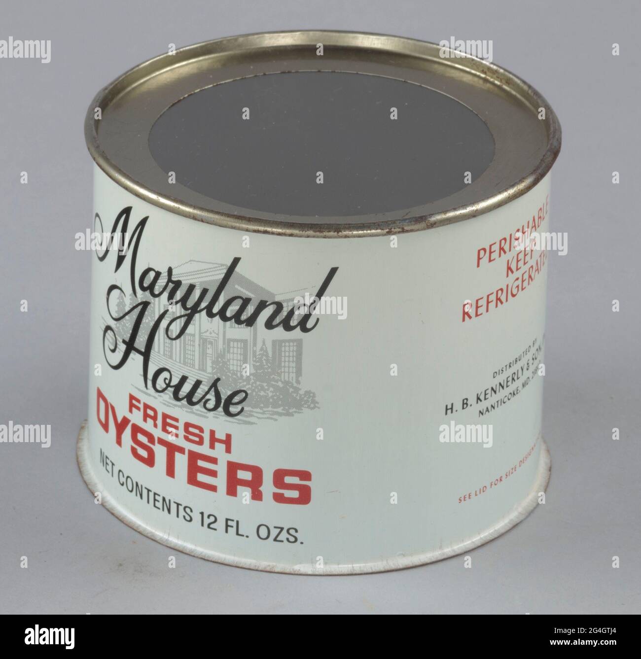 Boîte de 12 onces pour la marque d'huîtres Maryland House distribuée par H. B. Kennerly & amp; son, Inc. La boîte est blanche avec du texte rouge et noir. Sur le devant de la CAN dans la partie supérieure se trouve le nom de marque “Maryland / House” en caractères stylistiques noirs. Derrière le texte sur le devant se trouve un graphique gris clair d'une maison avec un grand portique de deux étages. Sous le graphique en rouge, le texte du bloc est “FRAIS / HUÎTRES et#x201d; le contenu net de la boîte est imprimé en dessous de celui-ci. Sur le côté gauche de l'étiquette, le texte rouge et noir est “PÉRISSABLE / À CONSERVER / RÉFRIGÉRÉ / DISTRIBUTEUR Banque D'Images