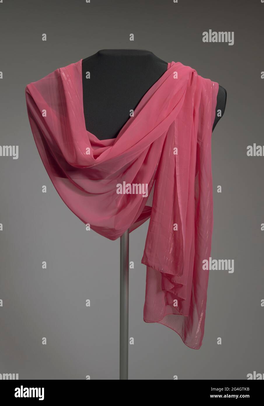 Une longue écharpe en mousseline rose avec quatre (4) larges rayures de  fils métalliques le long des bordures. Le foulard est réalisé à partir d'un  morceau de tissu de largeur de lisière