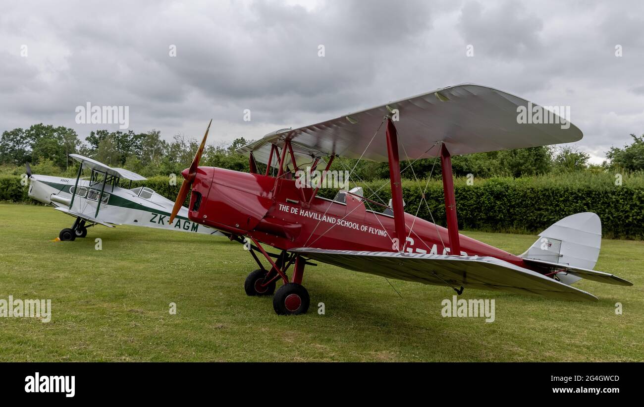 La de Havilland School of Flying - de Havilland DH-82A Tiger Moth II (G-ACDA) en exposition statique au Shuttleworth Evening Airshow le 19 juin 2021 Banque D'Images