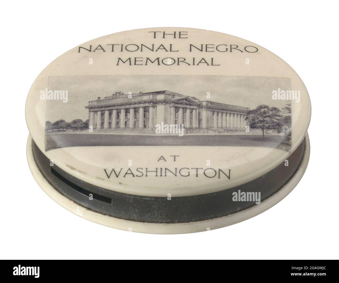 Le Mémorial national de Negro a été conçu comme un monument où « les réalisations du Negro peuvent être placées avant le monde ». Un siècle plus tard, le Smithsonian National Museum of African American History and Culture, dans le National Mall de Washington, D.C., a été inauguré par le Président Barack Obama en septembre 2016. Cylindre en trois dimensions avec couvercles supérieur et inférieur en ivoire de Bakélite ; le couvercle supérieur présente l'image de 1926 conceptions originales pour le National Negro Memorial. Banque D'Images