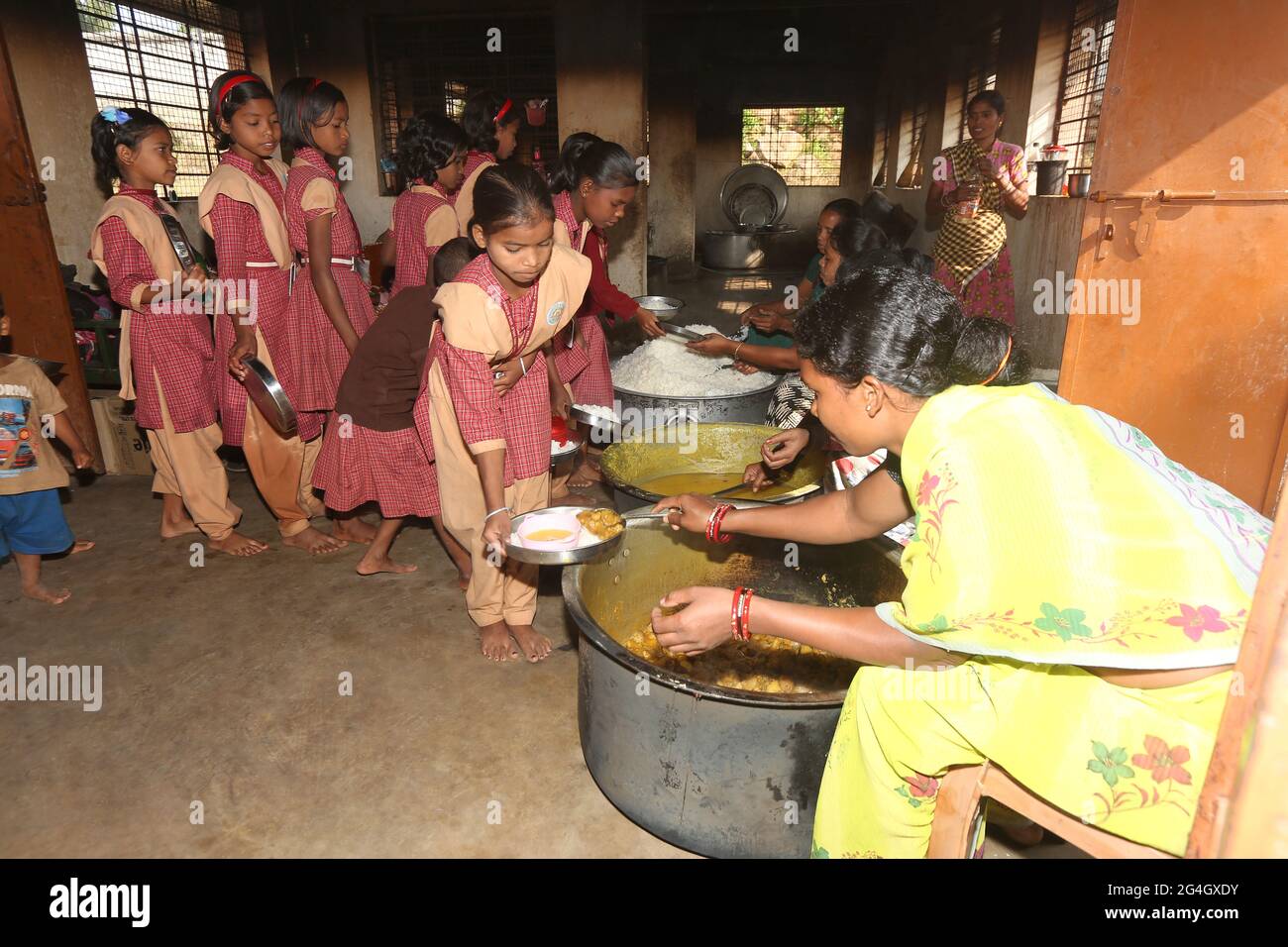 LANJIA SAORA TRIBU. Distribution des repas à la mi-journée conçue pour améliorer la situation nutritionnelle des enfants d'âge scolaire dans tout le pays. Village de Puttasingh à ODI Banque D'Images