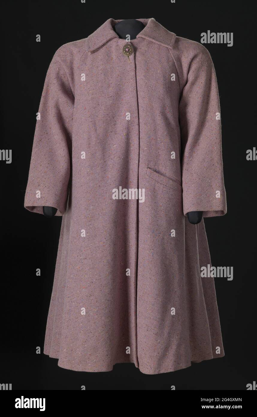 Manteau balançoire en tweed de laine lavande conçu par Arthur McGee. Le  tissu présente des mouchetures tissées en laine multicolores. Le manteau  est doté d'un col étendu, de manches longues évasées et