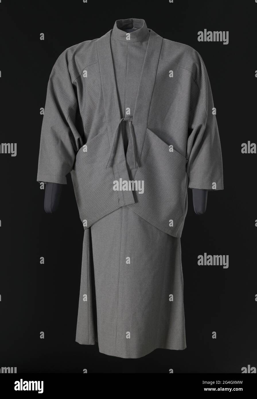 Robe et veste à fines rayures grises conçues par Arthur McGee, mi-XXe siècle à la fin du XXe siècle. En 1957, Arthur Lee McGee (1933-2019) a été le premier designer afro-américain engagé à diriger un studio de conception sur la septième Avenue dans le quartier de Garment à New York. Banque D'Images