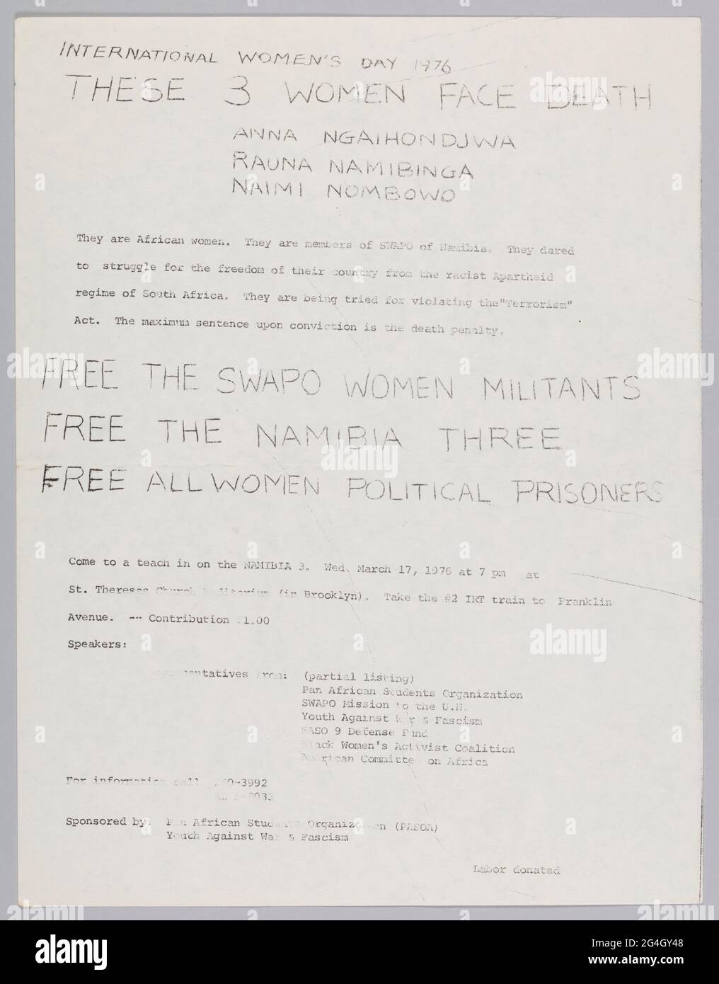 Ce dépliant fait la promotion de la Journée internationale de la femme et d'un enseignement sur les trois pays de Namibie. La circulaire est blanche avec du texte noir. Le titre de la circulaire est le suivant : [JOURNÉE INTERNATIONALE DES FEMMES 1976 / CES 3 FEMMES SONT CONFRONTÉES À LA MORT / ANNA NGIHONDJWA / RAUNA NAMBIINGA / NAIMI NOMBOWO]. Grand texte au centre de la circulaire lit [GRATUIT LES femmes MILITANTS SWAPO / GRATUIT LES TROIS NAMIBIE / GRATUIT TOUTES LES FEMMES PRISONNIÈRES POLITIQUES]. Le verso de la circulaire est vierge. Banque D'Images