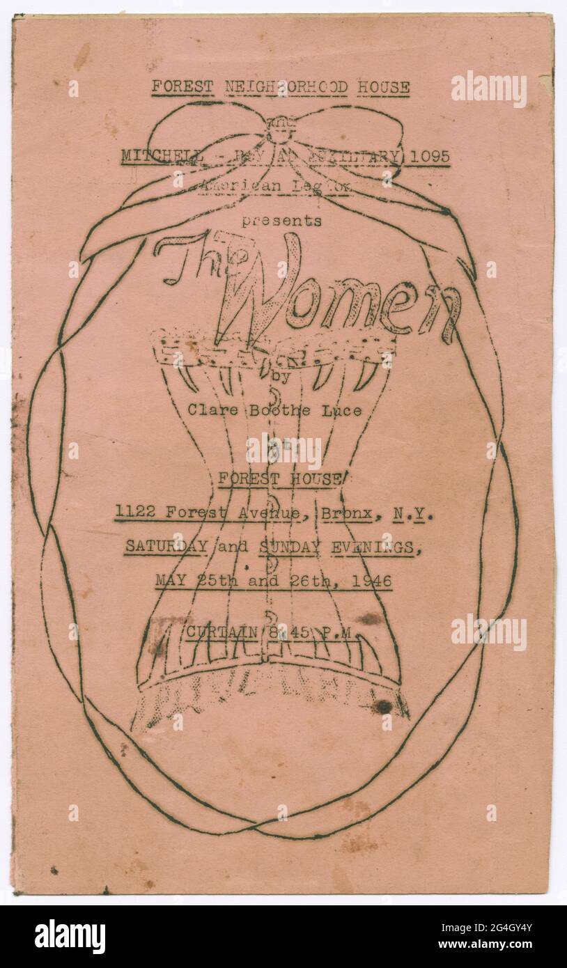 Un programme pour le spectacle "les femmes" de Clare Boothe Luce a joué à la Forest House à New York, NY. La pièce a été mise en scène par Liz White. Le programme se compose de texte noir dactylographié sur papier brun. La couverture présente une illustration à la main d'un corset à l'intérieur d'une bordure décorative avec le titre. Banque D'Images