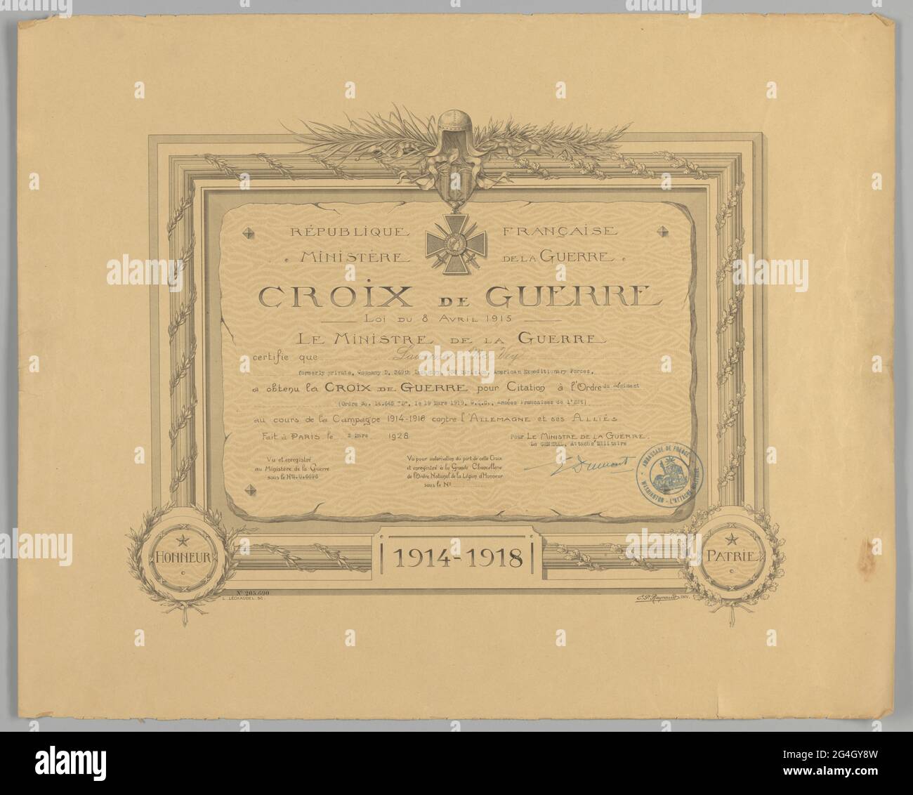 En raison de la tension raciale au sein de l'armée américaine, Le 369e Régiment d'infanterie a été affecté à l'armée française pour la durée de l'engagement des États-Unis dans la première Guerre mondiale. Il a été formé du 15e Régiment de la Garde nationale de New York et surnommé les "Harlem Hellfighters", le 369e a été le premier régiment afro-américain à atteindre les champs de bataille de la première Guerre mondiale Et les premières troupes alliées à atteindre les rives du Rhin. À la fin du service de 369e et#x2019;s dans la guerre, le régiment avait passé 191 jours au combat, le plus long de tout régiment américain. En reconnaissance de leurs actions dans la Maison-en- Banque D'Images