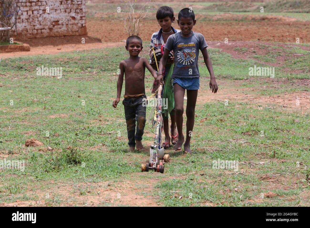 TRIBU KOL. Enfants jouant avec des jouets en bois .Bhanpur Village de Huzur Tehsil à Rewa Dist, Madhya Pradesh, Inde Banque D'Images