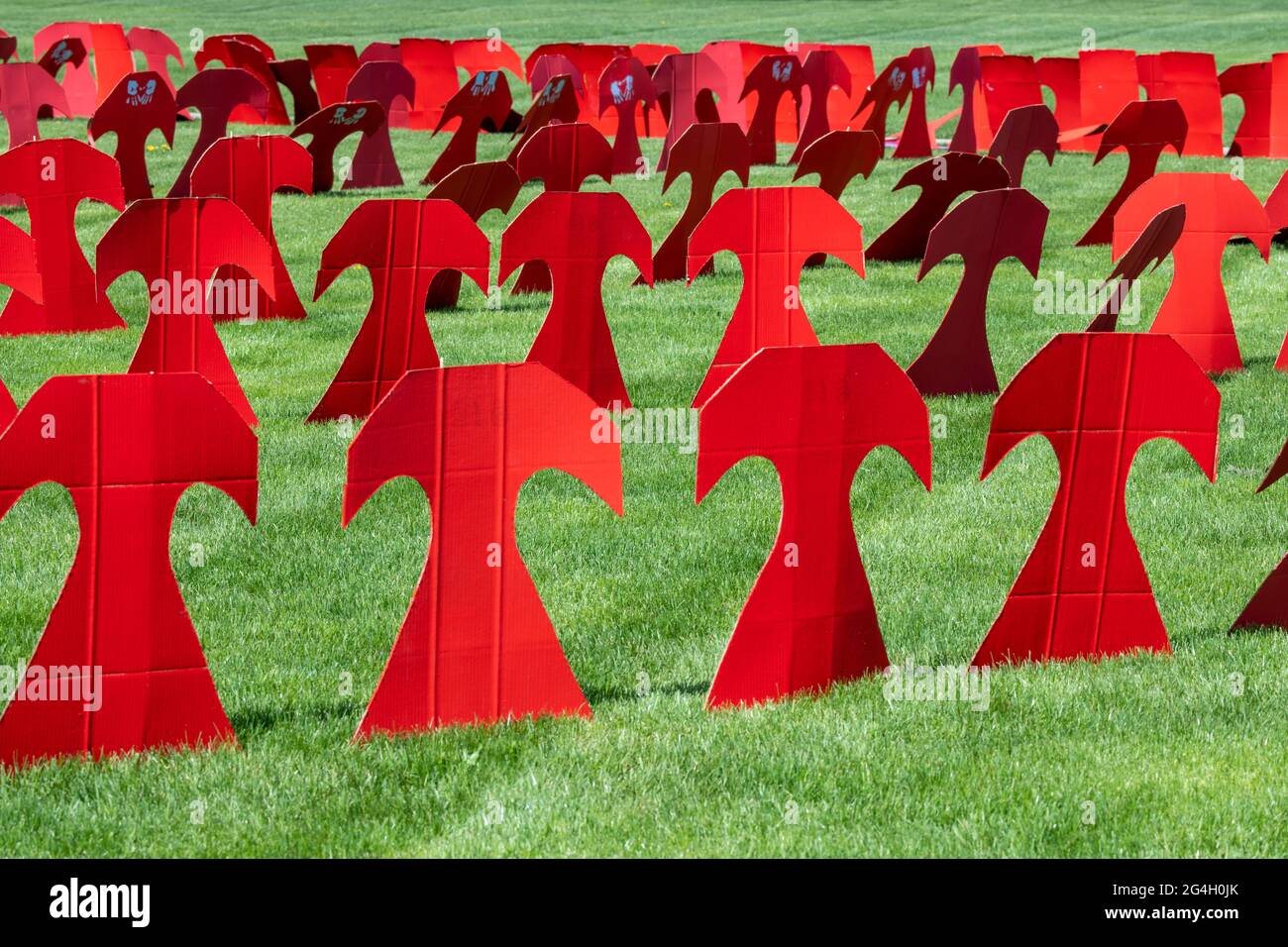 St. Paul, Minnesota. Mémorial aux femmes autochtones disparues et assassinées. Des milliers de robes rouges en carton ont été fixées sur la pelouse du Capitole de l'État Banque D'Images