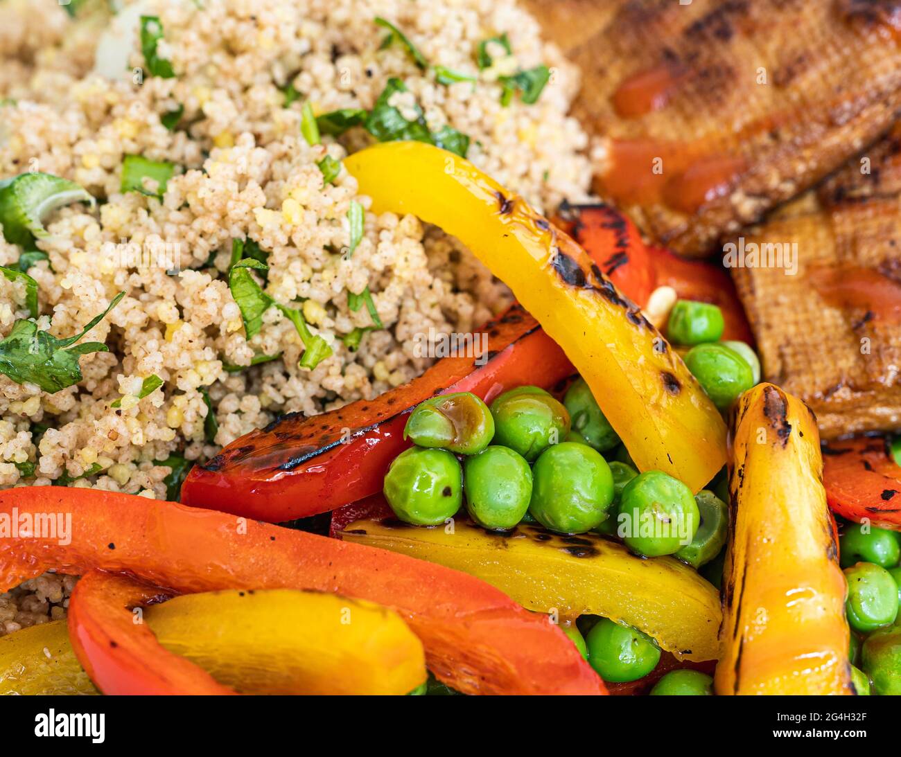 Le restaurant végétarien sert des plats faits maison avec du tofu et des légumes grillés au couscous Banque D'Images