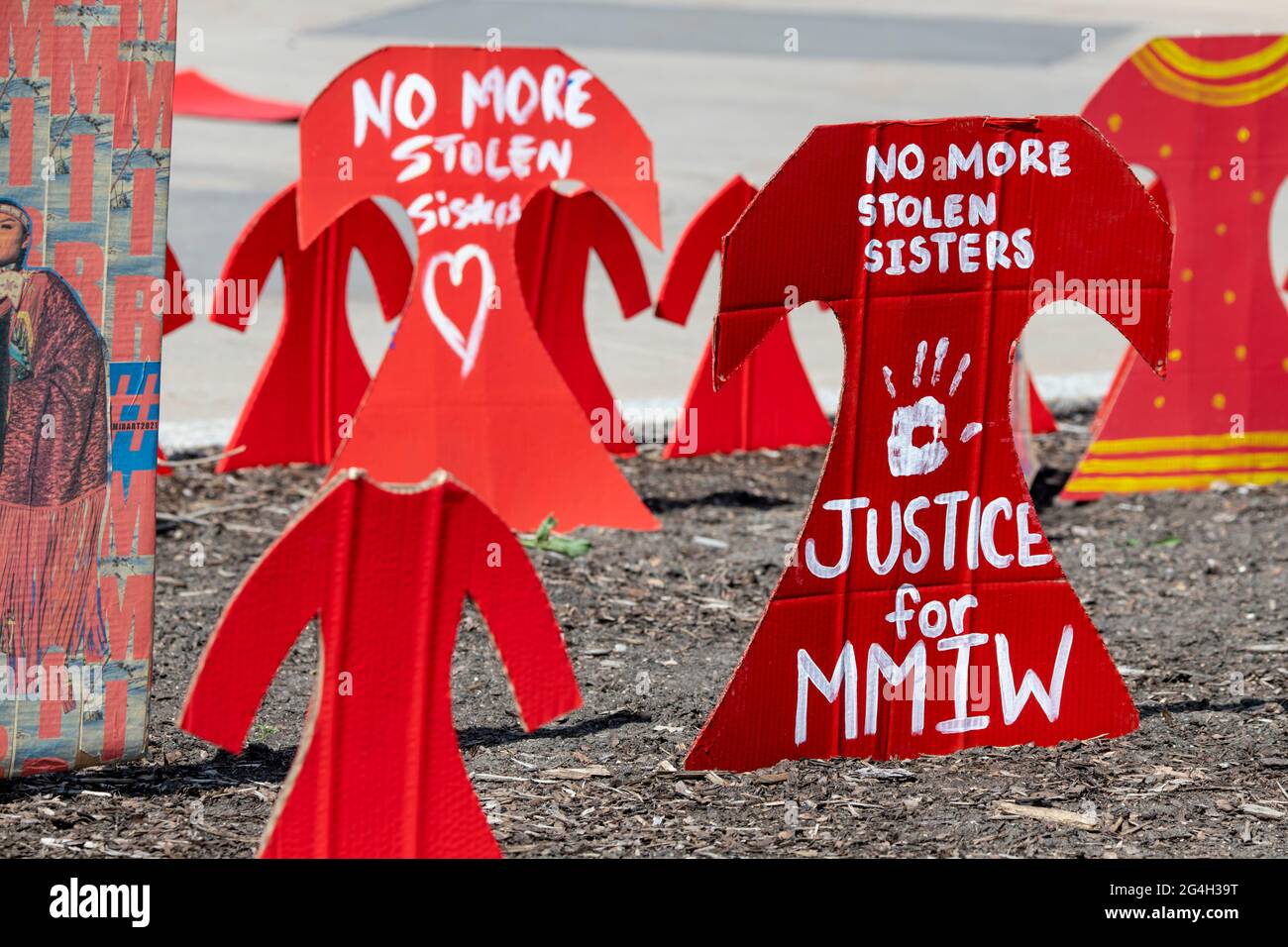 St. Paul, Minnesota. Mémorial aux femmes autochtones disparues et assassinées. Des milliers de robes rouges en carton ont été fixées sur la pelouse du Capitole de l'État Banque D'Images
