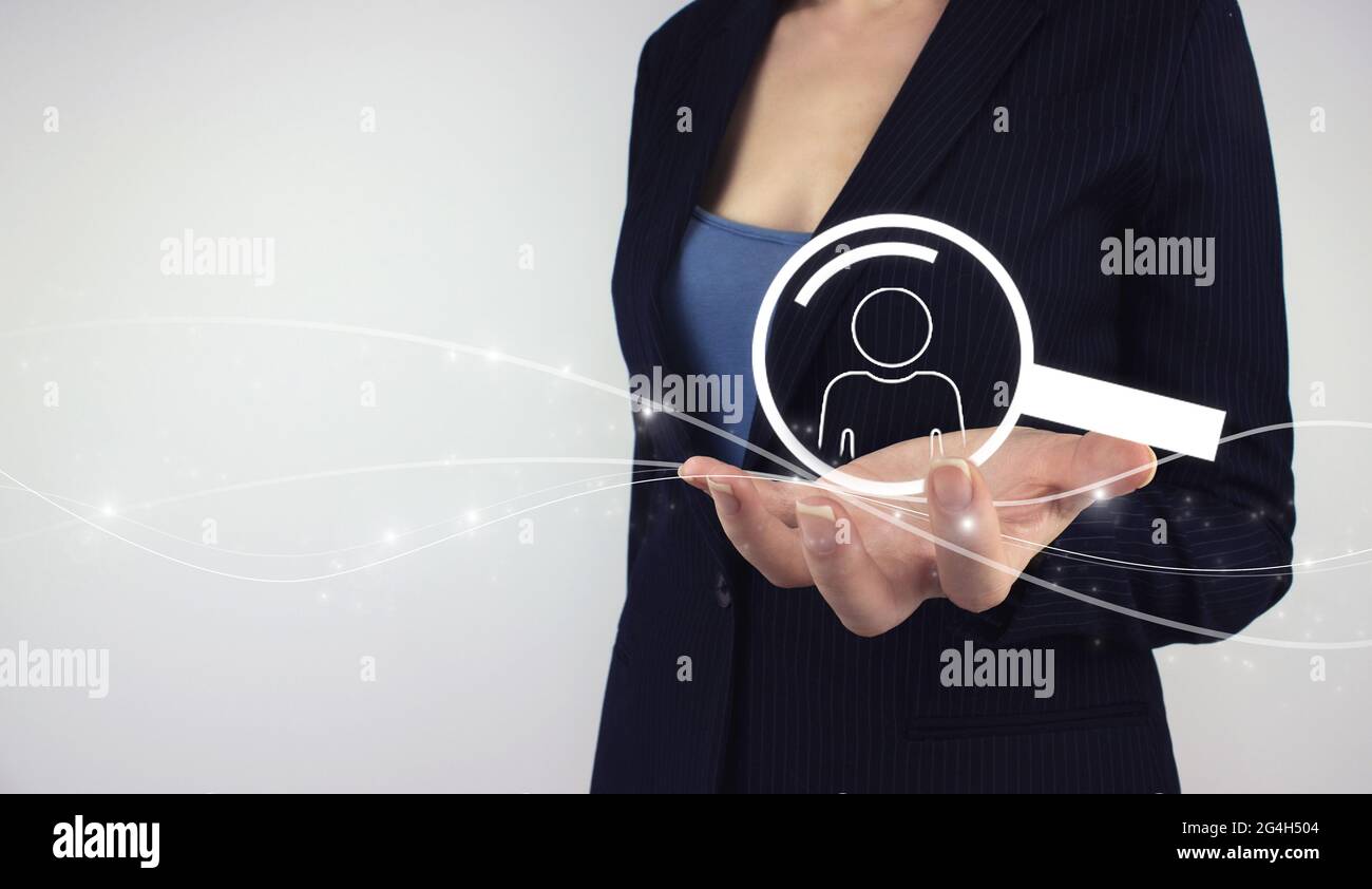 RH concept de gestion des ressources humaines. Main tenir l'hologramme numérique recherche humaine sur fond gris. Segmentation et chef du marketing Banque D'Images