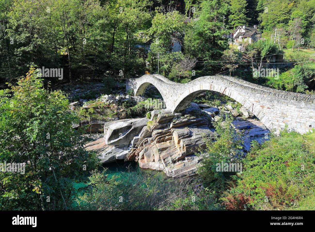 L'ancien pont en pierre de la double arche à Lavertèzzo. Suisse, Europe. Banque D'Images