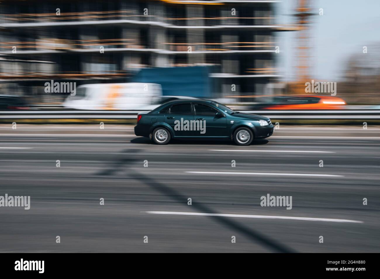 Ukraine, Kiev - 29 avril 2021: Voiture verte Chevrolet Lacetti se déplaçant dans la rue. Éditorial Banque D'Images