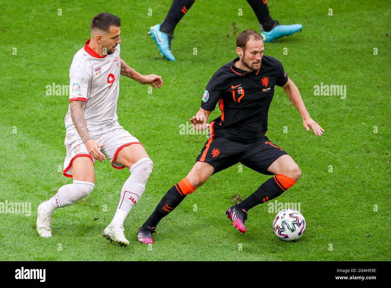 AMSTERDAM, PAYS-BAS - JUIN 21 : Aleksandar Trajkovski du Nord de la  Macédoine, Daley Blind des pays-Bas pendant le match de championnat  européen 2020 de l'UEFA du Groupe C entre l'équipe nationale