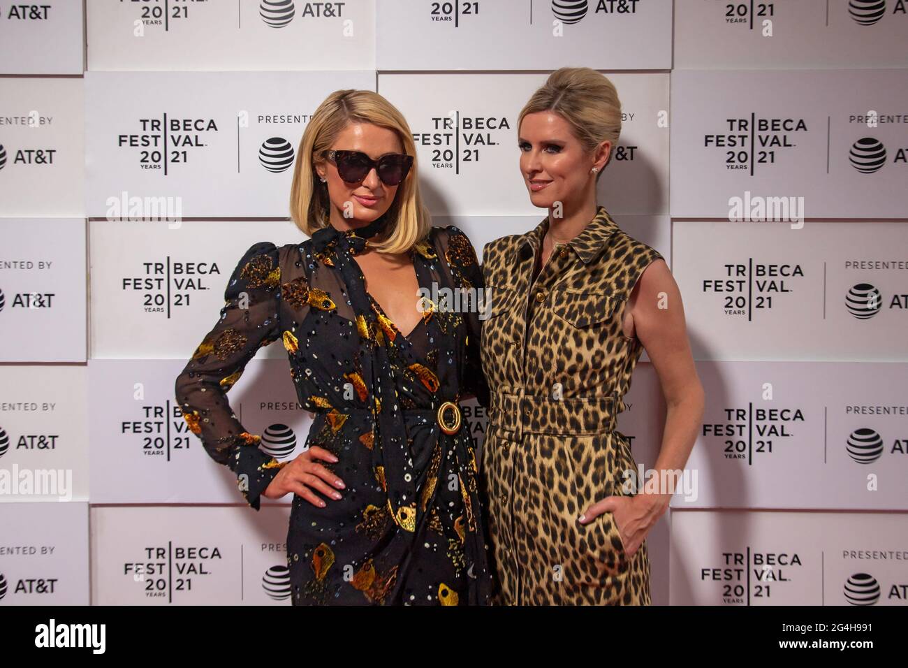 New York, États-Unis. 20 juin 2021. Paris Hilton et Nicky Hilton assistent à la première "c'est Paris" lors du Tribeca Festival 2021 à Hudson yards le 20 juin 2021 à New York. (Photo par Ron Adar/SOPA Images/Sipa USA) crédit: SIPA USA/Alay Live News Banque D'Images