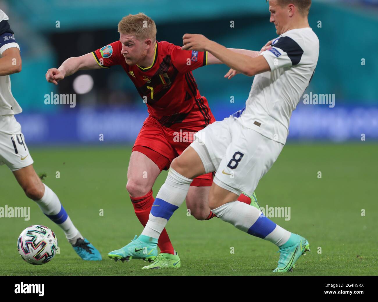 Saint-Pétersbourg, Russie. 21 juin 2021. Football: Championnat d'Europe, Finlande - Belgique, tour préliminaire, Groupe B, Matchday 3 au stade de Saint-Pétersbourg. Kevin de Bruyne en Belgique et Robin Lod (r) en Finlande se battent pour le ballon. Credit: Igor Russak/dpa/Alay Live News Banque D'Images