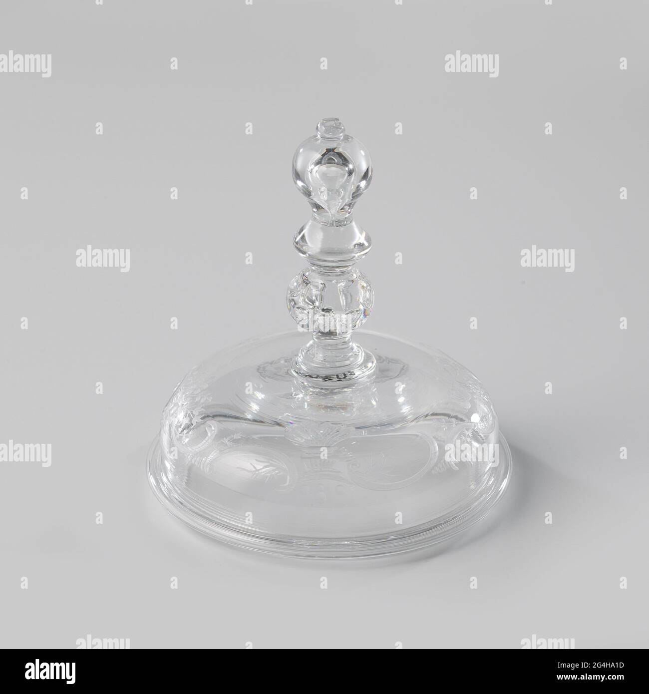 Couvercle voûté, récompensé par un bouton de couvercle articulé. Couvercle voûté, attribué avec couvercle articulé, composé de deux disques, deux boutons sphériques avec bulles d'air et un bouton plat. Sur le couvercle, un ornement gravé de fleurs, de feuilles et de raisins. Banque D'Images
