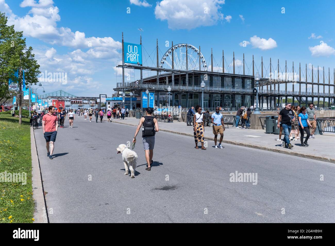 Montréal, CA - 15 mai 2021 : les gens marchent dans le Vieux-Port de Montréal lors d'une journée printanière ensoleillée Banque D'Images