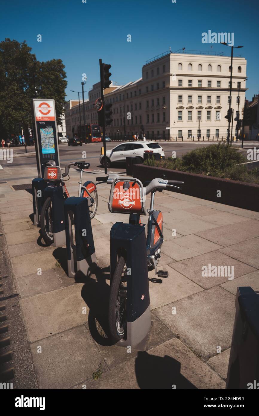 Vauxhall, Londres | Royaume-Uni - 2021.06.13 : vélos Boris Santander garés dans la région de Vauxhall le jour d'été ensoleillé Banque D'Images
